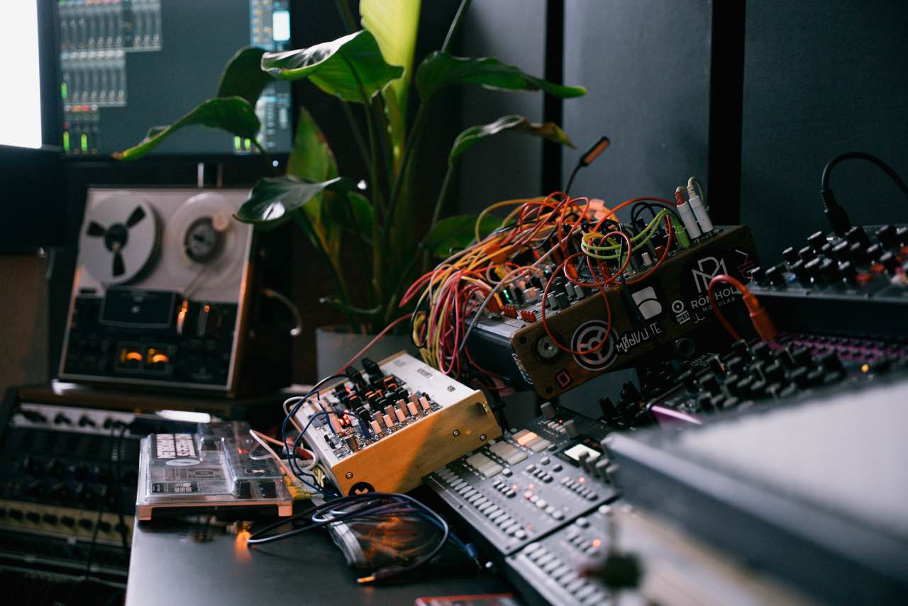Analog hardware in the AMPMUSE studio