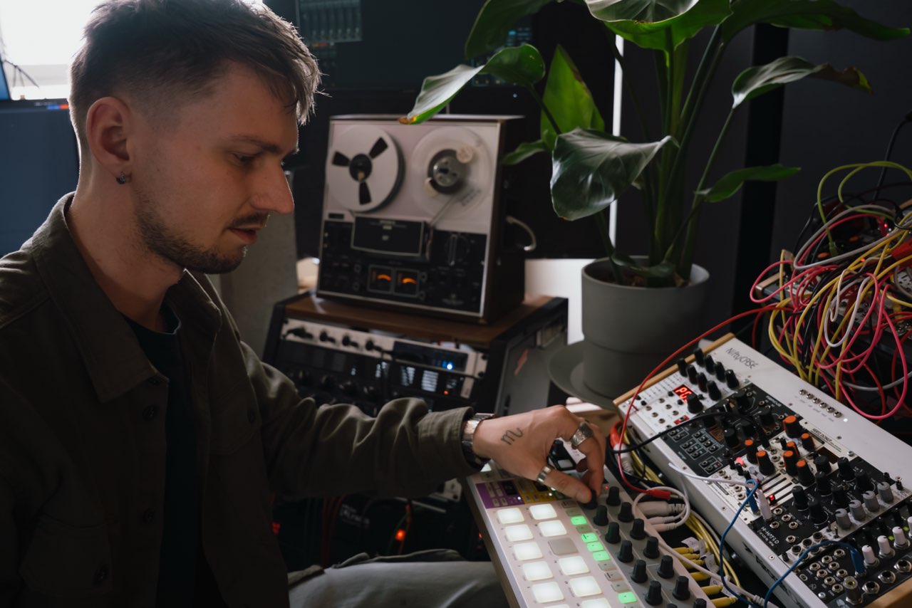 Analog synthesizers in the Ampmuse studio