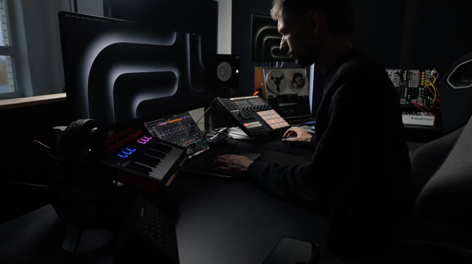 Producing techno with plugins in the Ampmuse studio